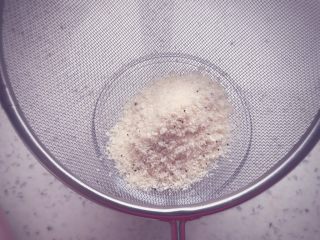 12、虾皮粉 宝宝辅食,冷却过后的虾皮粉用网筛过筛,筛出细腻的粉末