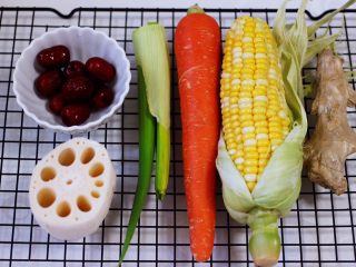 1、土鸡炖玉米甜藕汤,首先准备炖鸡汤的配料。