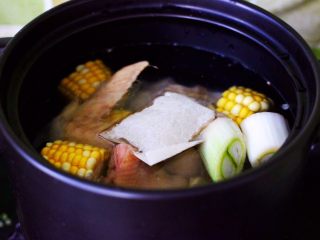 8、土鸡炖玉米甜藕汤,放入炖鸡汤的调料包。