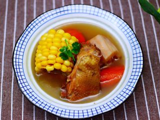 15、土鸡炖玉米甜藕汤,把做好的鸡汤盛到碗里,我美美滴喝了两大碗,味道不要太赞啦。