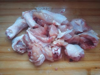 2、麻辣干锅鸡,剁成小块