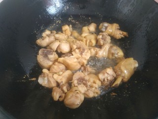 9、麻辣干锅鸡,锅中放入适量植物油，烧热放入鸡腿翻炒至变黄