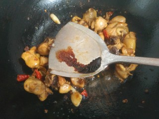 16、麻辣干锅鸡,加入适量老抽翻炒