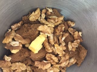 8、伯爵红茶核果软欧,放入黄油、核桃