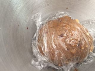 10、伯爵红茶核果软欧,和面结束后盖好保鲜膜进行一发