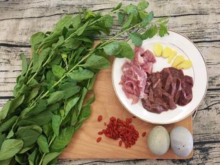 1、枸杞猪肝皮蛋瘦肉汤(清肝明目,准备材料。