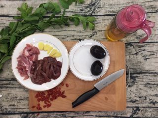 2、枸杞猪肝皮蛋瘦肉汤(清肝明目,拿点油抹抹刀子再切皮蛋