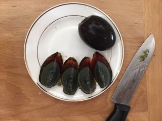 3、枸杞猪肝皮蛋瘦肉汤(清肝明目,一分为四