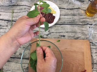 4、枸杞猪肝皮蛋瘦肉汤(清肝明目,枸杞菜如果梗上没有刺，你可以一手拿着头，一手抓着梗向下拉，叶子都会脱落的了。