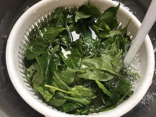 6、枸杞猪肝皮蛋瘦肉汤(清肝明目,洗干净枸杞菜