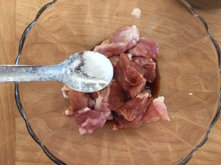 8、枸杞猪肝皮蛋瘦肉汤(清肝明目,猪肉用5克酱油腌制一下，我这里拍照的时候不小心倒多了……2克盐，5滴油腌制一下（量都是很少的哈，自己控制一下，当然多了也无关紧要，等下下汤时不要倒酱油下去就行了