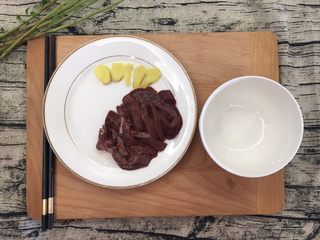 9、枸杞猪肝皮蛋瘦肉汤(清肝明目,猪肝也是一样，油盐酱油腌制一下，大概15到20分钟