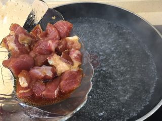 12、枸杞猪肝皮蛋瘦肉汤(清肝明目,下肉，（我酱油没倒下去