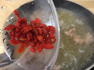 13、枸杞猪肝皮蛋瘦肉汤(清肝明目,肉煮开1分钟后倒入枸杞