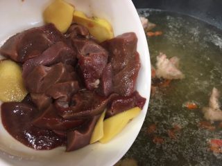 14、枸杞猪肝皮蛋瘦肉汤(清肝明目,倒入猪肝，接着直接倒入枸杞菜