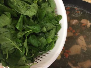 15、枸杞猪肝皮蛋瘦肉汤(清肝明目,接着倒入