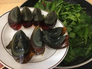 16、枸杞猪肝皮蛋瘦肉汤(清肝明目,倒入皮蛋，皮蛋生吃都可以的，所以不要煮那么久