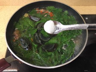 18、枸杞猪肝皮蛋瘦肉汤(清肝明目,下合适的盐（按个人口味调入