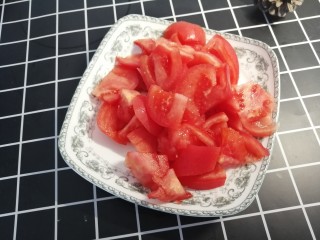 3、西红柿炖金针菇,剥了皮的西红柿切小块