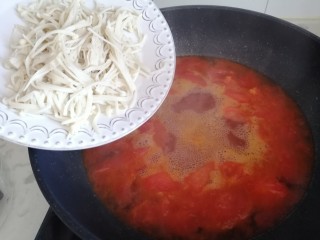 10、西红柿炖金针菇,待水烧开放入金针菇