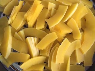 1、枣花馍,先将南瓜去皮去瓤，洗干净切成薄片，上锅隔水蒸熟。