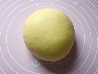 3、枣花馍,和面团：将酵母粉、面粉和白糖放入一盆中，加入适量南瓜泥，边加边用筷子搅拌成絮状。然后用手和成软硬适中的面团，盖上保鲜膜放温暖处发酵至2倍大。