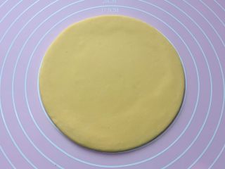 5、枣花馍,将发酵好的面团排气揉匀后，取一块面团先擀个大圆饼做枣花馍的底盘。（大小可随个人喜好）