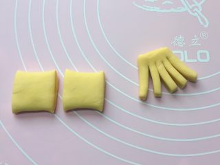 6、枣花馍,然后做佛手：取一面团搓成长条状，切成合适大小，在一端切4刀（5个手指）。