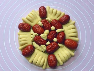 9、枣花馍,如图：中间空隙部分用面撕成小块填满。