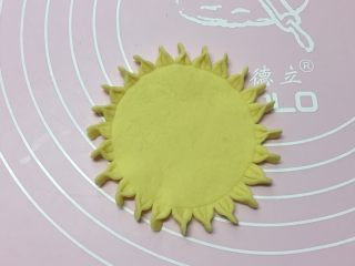 12、枣花馍,在圆饼压出痕迹的外围一圈上，用小刀均匀地切开，每切两刀捏起来，做好如上图。