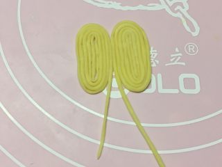 14、枣花馍,接下来做枣花馍的顶花：搓两条细长条卷起，卷好如上图。