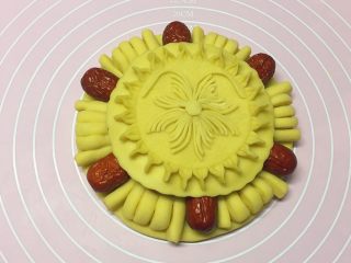 16、枣花馍,再把做好的顶花稍整理一下，放在枣花馍上就OK啦。