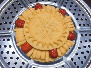 17、枣花馍,做好的枣花馍进行二次发酵，观察馒头的体积变大，且表面有蓬松起发状态时，上锅蒸制，上汽后蒸25分钟左右，关火焖5分钟即可。