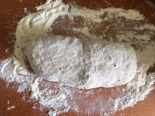 13、枣馒头,取出面团排气