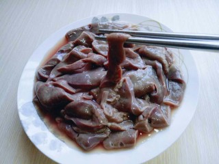 2、#咸味##补血护肝#青椒炒猪肝,不要切的太厚，切的块也不要太大。