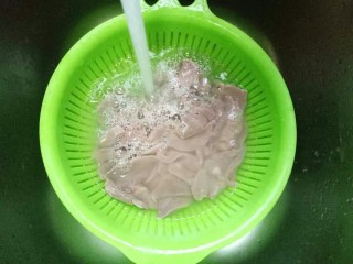 5、#咸味##补血护肝#青椒炒猪肝,放入洗菜篮子中，反复用冷水冲洗，知道水清澈为止。