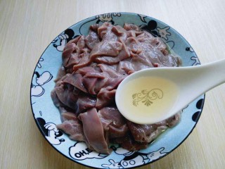 8、#咸味##补血护肝#青椒炒猪肝,猪肝淋干水份，放入深一点的盘子中，加入料酒。