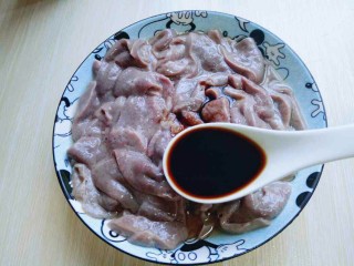 10、#咸味##补血护肝#青椒炒猪肝,加入生抽，腌制20分钟。