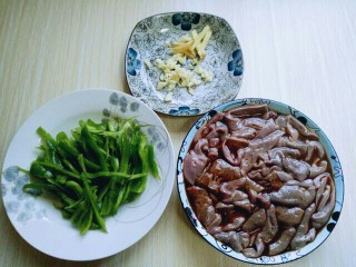 11、#咸味##补血护肝#青椒炒猪肝,姜蒜去皮切丝，准备工作完成。