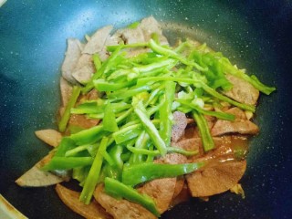 17、#咸味##补血护肝#青椒炒猪肝,加入切好青椒丝。