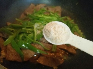 19、#咸味##补血护肝#青椒炒猪肝,加入鸡粉提鲜出锅。