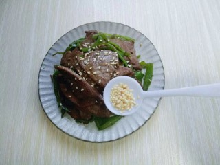 20、#咸味##补血护肝#青椒炒猪肝,盛出，装盘，撒上熟白芝麻点缀。