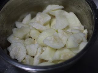1、秋季滋补单品，秋梨膏,梨去皮，去籽切小块