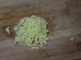 3、秋季滋补单品，秋梨膏,姜驱寒，我多放了些，切成小丁药性更好