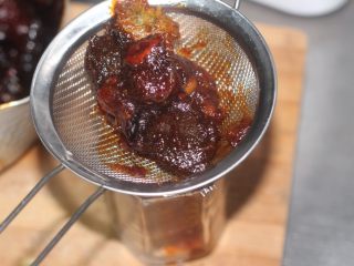 13、秋季滋补单品，秋梨膏,用挤压发过筛，这步有点慢，一点点往出挤滤出渣子。