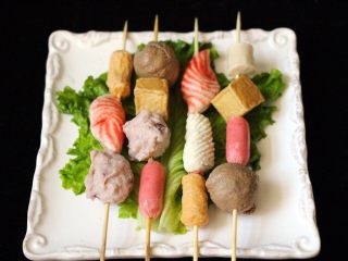 1、海鲜麻辣鸳鸯火锅,用竹签把龙虾排、牛肉丸、墨鱼风味丸、鱼味豆腐、香辣蟹棒、千百叶豆腐串起来