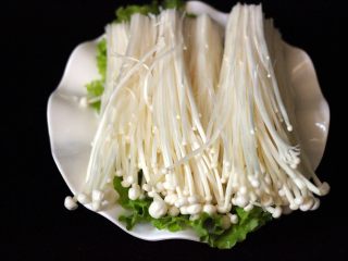 6、海鲜麻辣鸳鸯火锅,金针菇去蒂洗净后备用