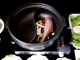 13、海鲜麻辣鸳鸯火锅,放入洗净的红蟹鱼