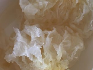 1、冰糖枸杞红枣银耳羹,白木耳泡发下，洗干净