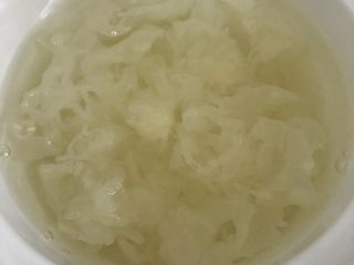 2、冰糖枸杞红枣银耳羹,把白木耳用剪刀剪小块，加入三大碗清水，慢炖6小时